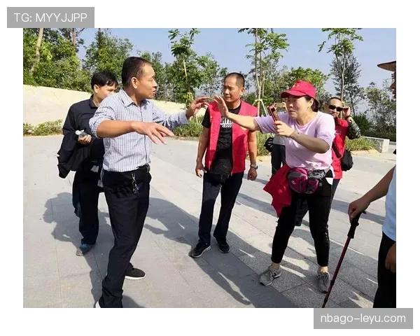 球队幕后:训练场上的趣味瞬间点燃团队默契,状态强势回暖 球队幕后:训练场上的趣味瞬间点燃团队默契,状态强势回暖